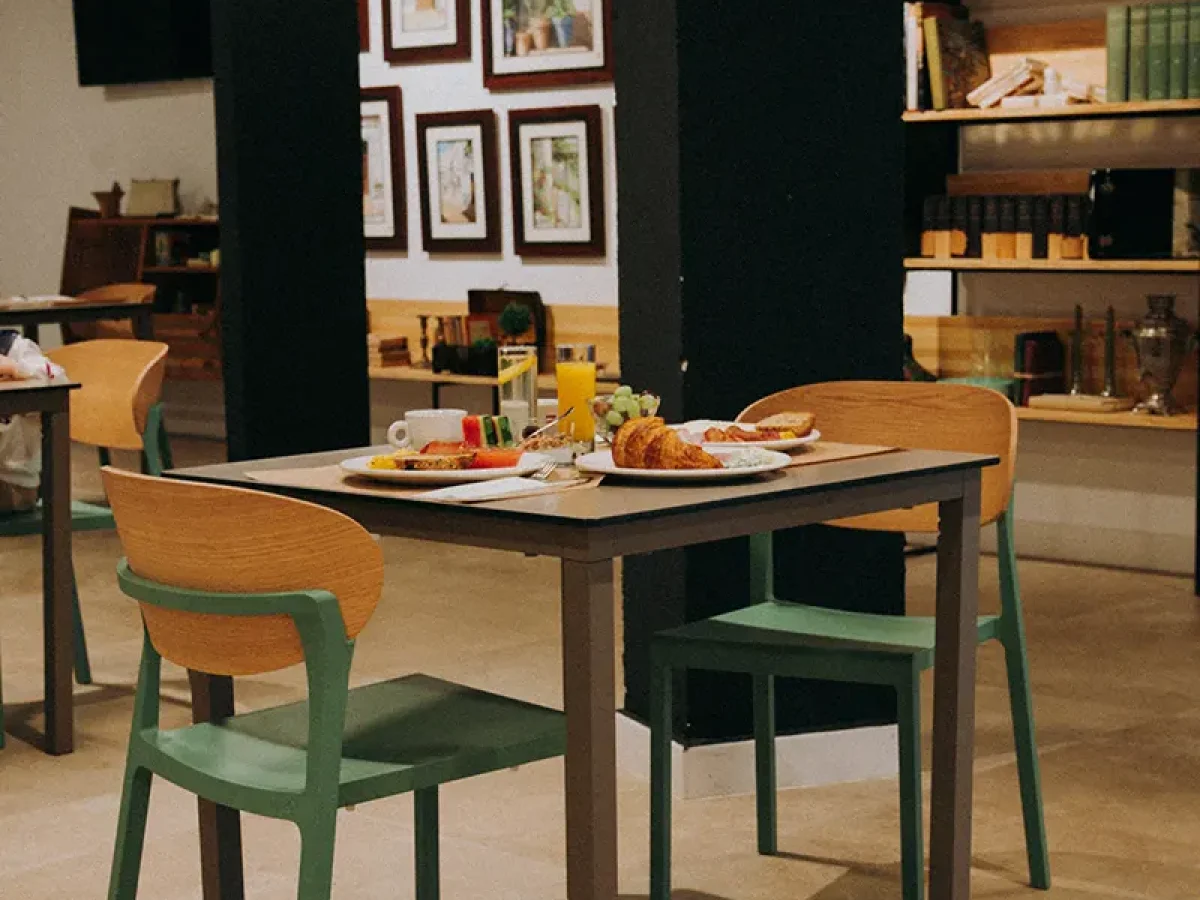 mesa con desayuno hotel alove DSC